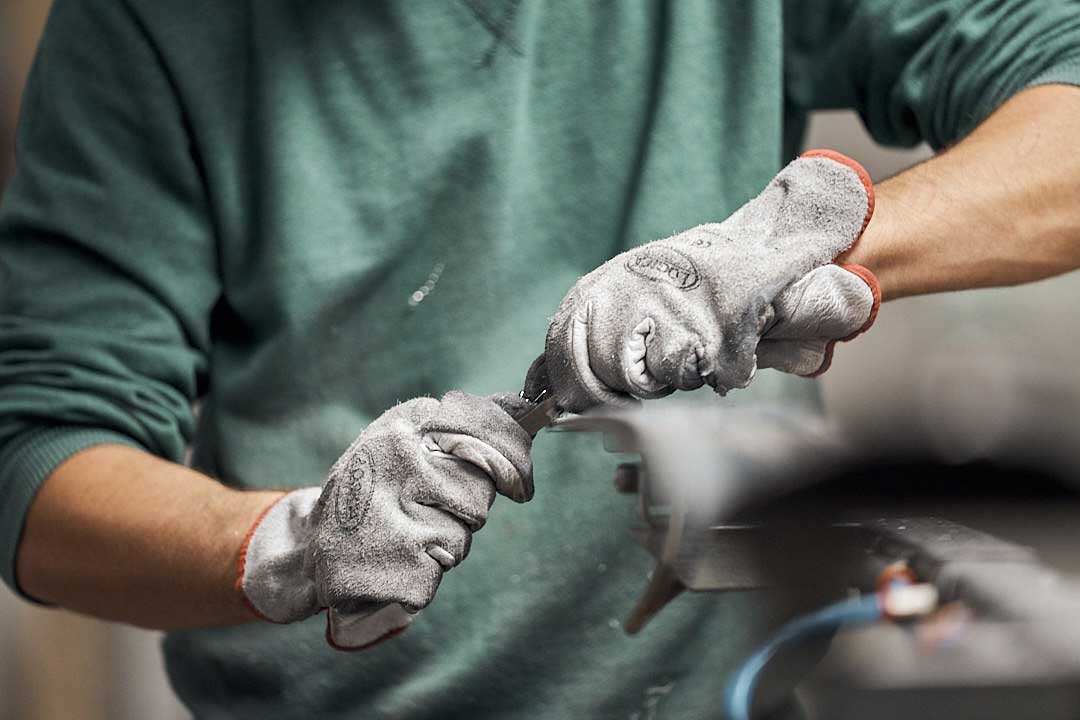 Skikanten-Schleifen-Hand